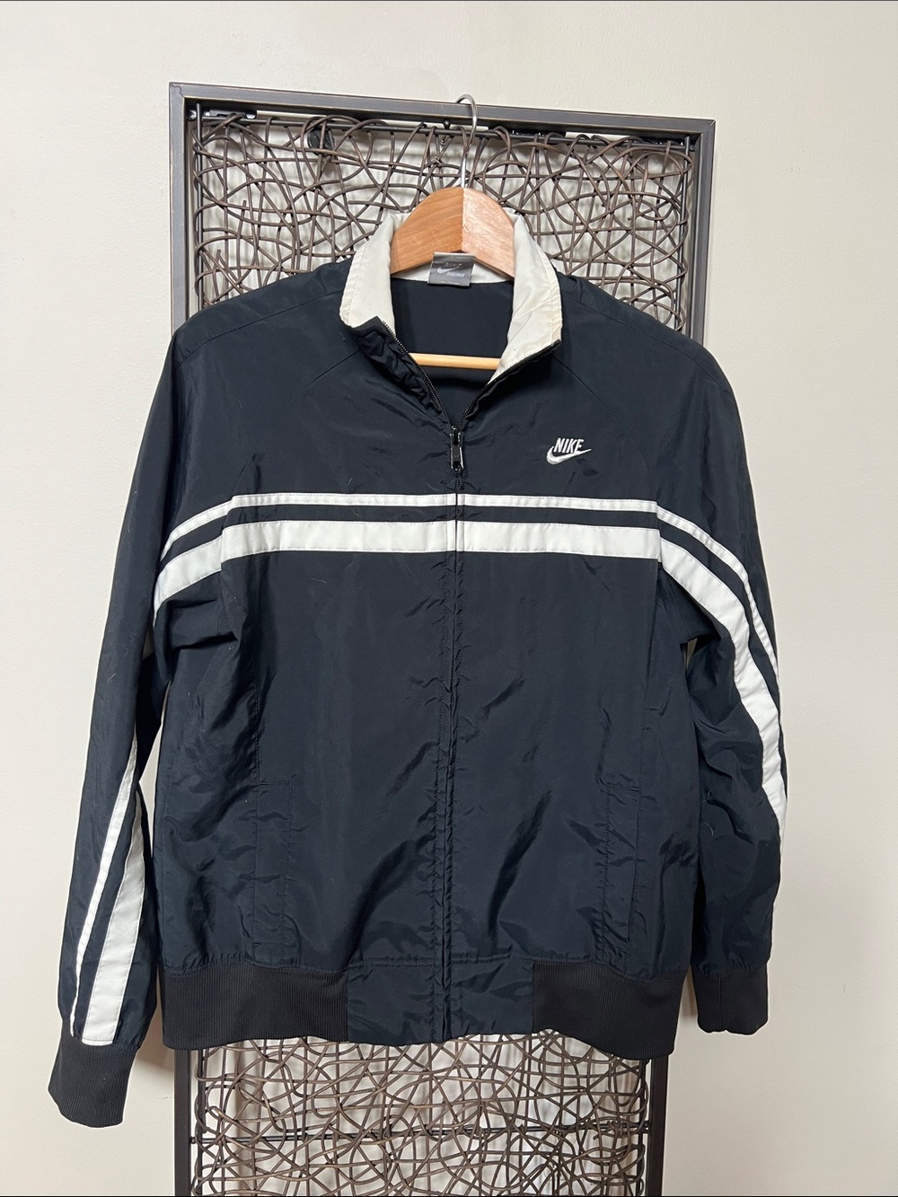 Nike Youth Boys' Sportswear Jacket windbreaker black cream stripe Large (12-14)